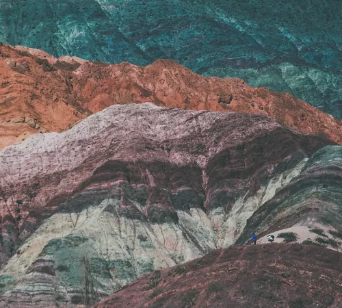 Sept couleurs différentes dans une montagne